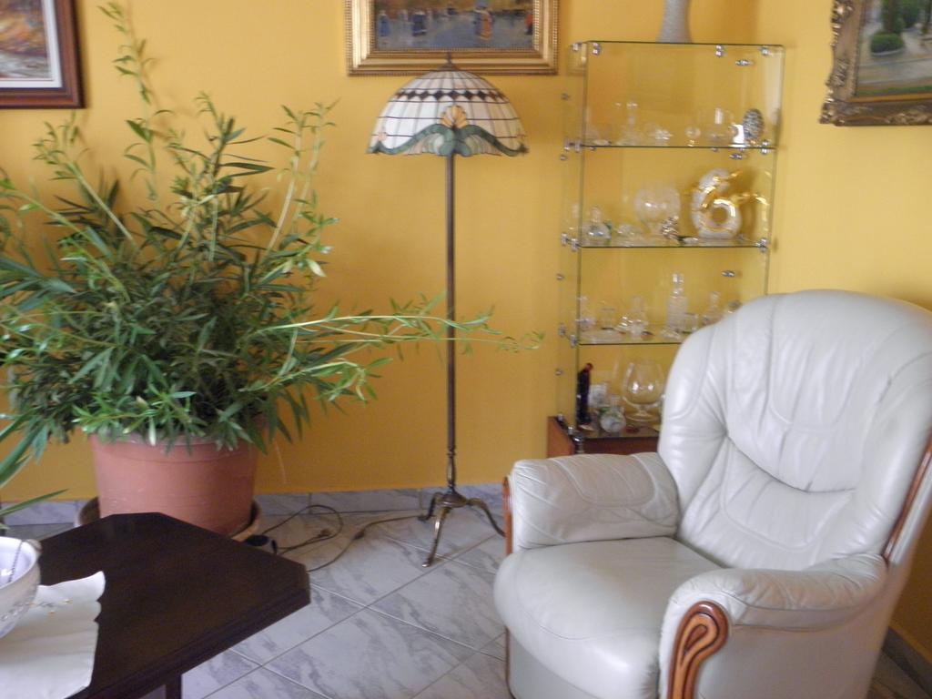 Kristaly Apartman Bed & Breakfast Heviz Exterior photo
